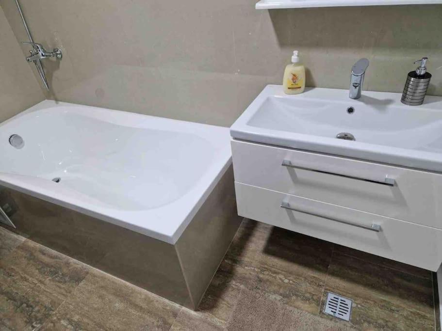 Danube Double Apartment เบรยลา ภายนอก รูปภาพ